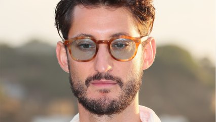 VOICI : Pierre Niney s'est découvert une nouvelle cousine... et c'est une célèbre actrice qu'il connaît très bien