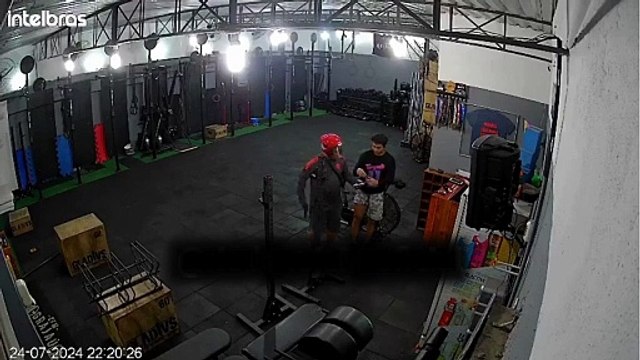 Câmeras de segurança flagram assalto em crossfit no RJ