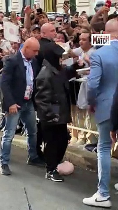 Lady Gaga devant son hôtel à Paris