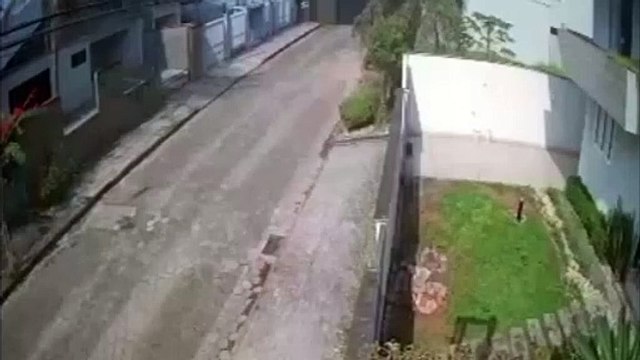 Suspeitos em furgão invadem garagem de casa, furtam moto e estão foragidos em Joinville