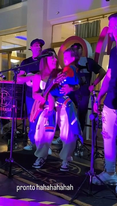 Lauana Prado canta com o filho de Tati Dias