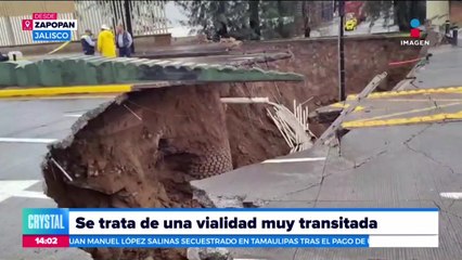 Socavón de más de 10 metros colapsa el tráfico en Jalisco