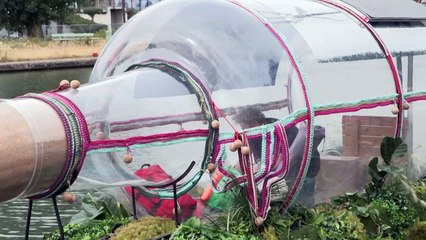 Artista francés se encierra en una botella gigante frente al Stade de France, en plenos JJOO