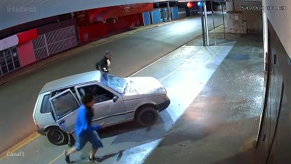 'Quadrilha do Uno' arromba loja e rouba capacetes em Campo Grande