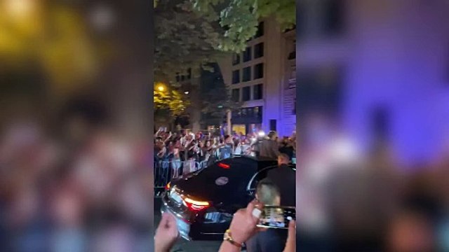 Celine Dion en el techo de su coche en París