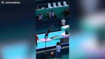 Simone Biles muestra su movimiento característico Biles II en la práctica olímpica