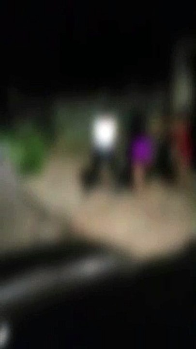 Vídeo mostra mulher sendo agredida com socos e pauladas por outras três