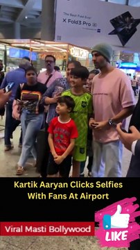 Kartik Aaryan Clicks Selfies With Fans At Airport Viral Masti Bollywood