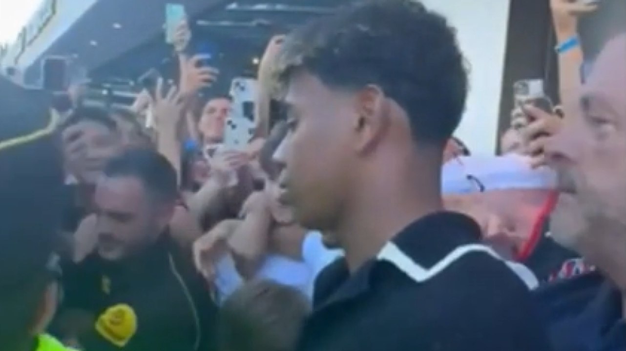 VIDEO Tutti pazzi per Yamal: la folla lo travolge a Marbella