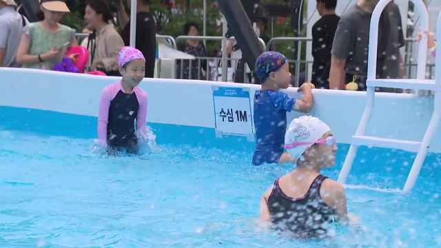 [서울] 광화문 광장이 물놀이장으로...'서울 썸머비치' 개장 / YTN