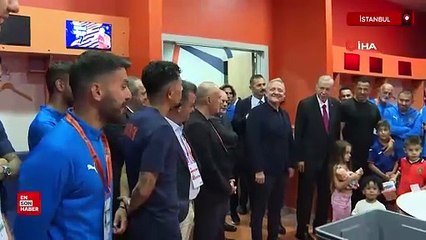 Erdoğan, Başakşehir takımını soyunma odasında tebrik etti