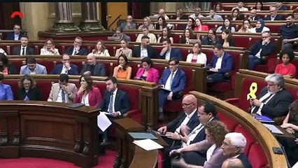Sílvia Orriols le canta las cuarenta a Josep Rull en la tribuna del Parlament
