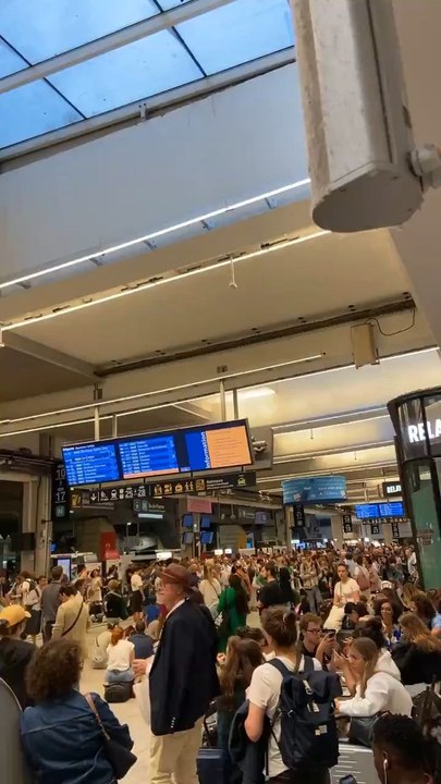  - Vue d'une des différentes gares françaises après qu'une "vague d'attaques coordonnées" a paralysé les trains à grande vitesse français dans tout le pays quelques heures avant le début des Jeux olympiques.