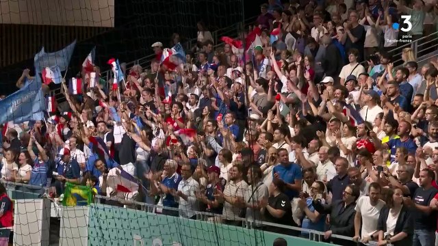 Les handballeuses françaises célèbrent leur victoire face à la Hongrie dans le tournoi olympique de handball féminin ce jeudi 25 juillet 2024 sur France 3.