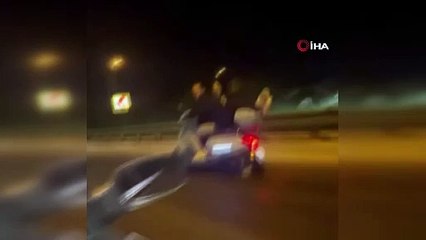 Motosikletin arkasında yatarak ilerledi, ölüme meydan okudu