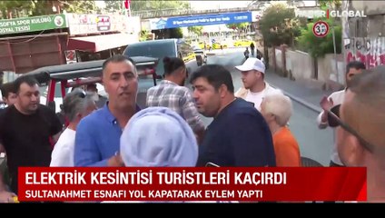 Elektrik kesintisi turistleri kaçırdı, Sultanahmet esnafı yolu kapatarak eylem yaptı