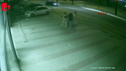 Otomobil park halindeki araçlara çarptı, yayalar son anda kurtuldu