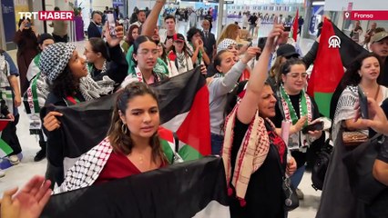 Filistinli sporcular, olimpiyatlar için geldikleri Fransa'da coşkuyla karşılandı