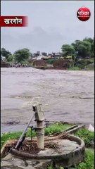 नदी के तेज बहाव के बीच पुलिया पर फंसी छात्रा