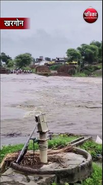 नदी के तेज बहाव के बीच पुलिया पर फंसी छात्रा