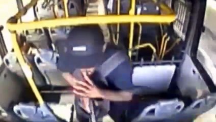Passageiro de autocarro reage a assalto e dupla acaba a cair na rua. Veja