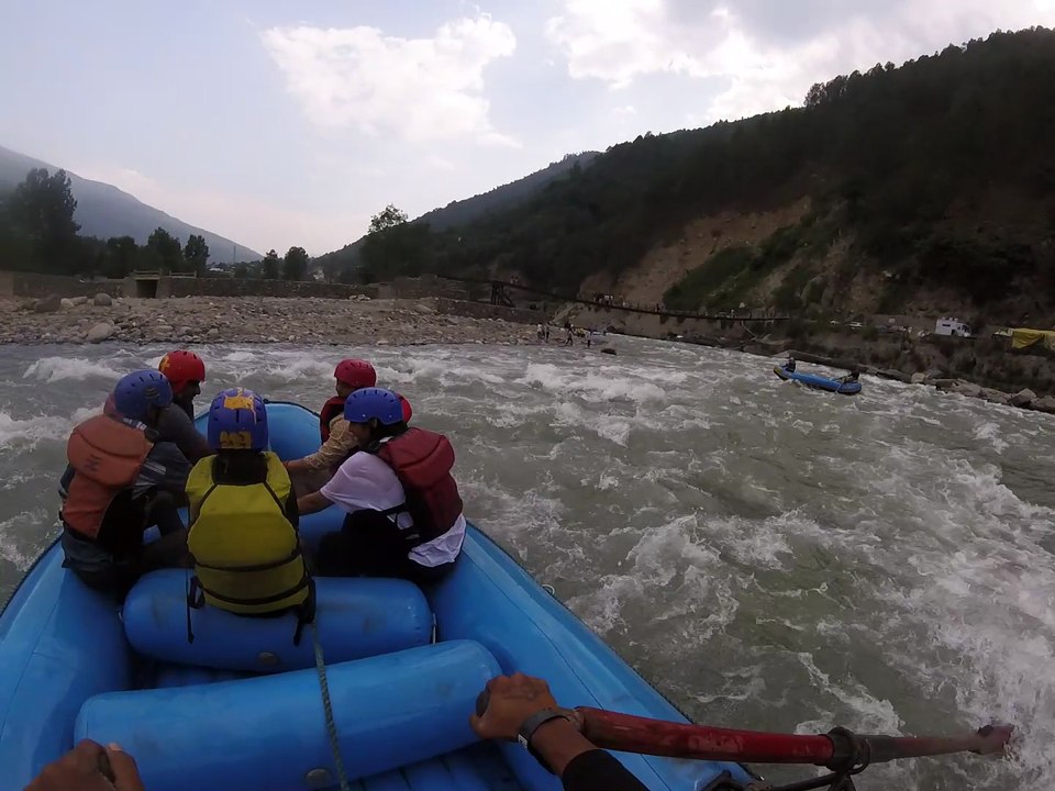 Manali me rafting