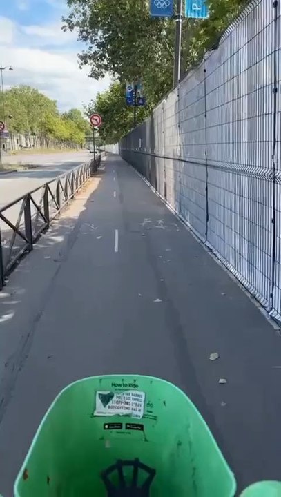 Ça leur suffisait pas des barrières.Ils ont mis des bâches.Pour être bien certain que personne ne pourra accéder NI voir leur cérémonie à la con (Sous la pluie)On savait que c’était des merdes.Mais ce sont des merdes mesquines…