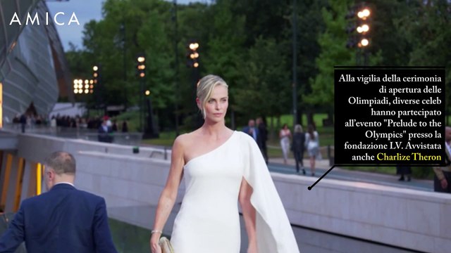 Charlize Theron divina. Con il mini dress alle Olimpiadi di Parigi