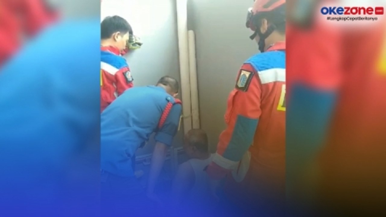 Viral! Petugas Damkar Evakuasi Pria yang Terjebak Dalam Tampungan Air Sedalam 1 Meter di Kemayoran Jakarta Pusat