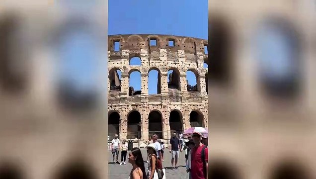 Roma, il video del pestaggio al Colosseo: bastonate, calci e pugni tra ambulanti abusivi. I turisti terrorizzati