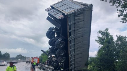 Hayvan taşıyan TIR köprüde asılı kaldı