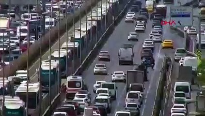 İstanbul'da zincirleme kaza: Otomobil, metrobüse çarptı