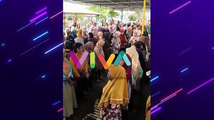 VIRAL Emak-emak Nangis Berjamaah, Ada Apa?