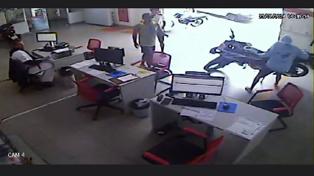 Quadrilha armada invade loja de motos e foge com dois veículos; VÍDEO
