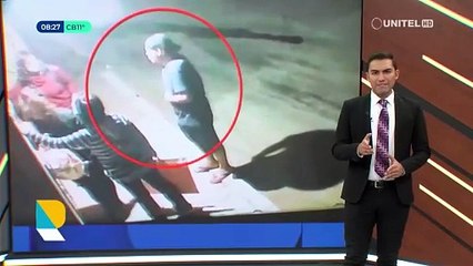 Video: Sujeto ataca con un arma blanca a dos mujeres afuera de un domicilio en Cochabamba