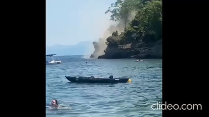 Bacoli, dopo la scossa frana il costone. I bagnanti sono a pochi metri