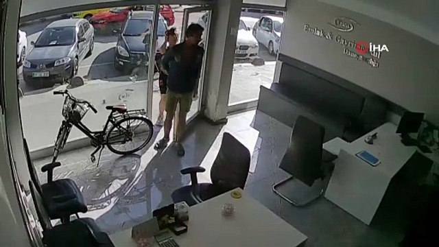 Arnavutköy'de Pes Dedirten Hırsızlık Kamerada: Karı Koca Sadaka Kutusunu Bakın Nasıl Çaldı