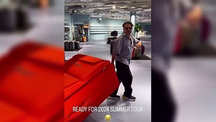 Kenan Doğulu boyundan büyük valizini taşımakta zorlandı