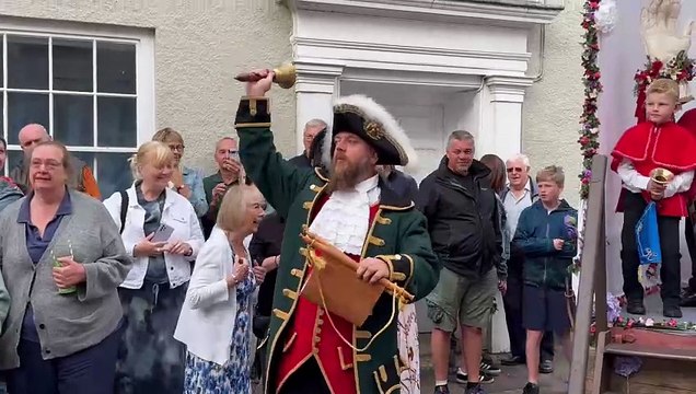 Chulmleigh Town Crier Ben Farlam read the Royal Charter, video by Alan Quick IMG_8304