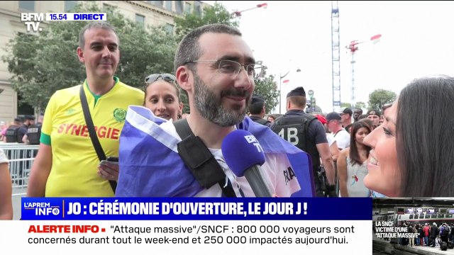 On est très excités : ces spectateurs se tiennent prêts juste avant le début de la cérémonie d'ouverture des JO