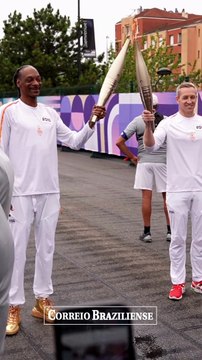 SNOOP DOGG CARREGA A TOCHA OLÍMPICA ANTES DA ABERTURA DOS JOGOS EM PARIS