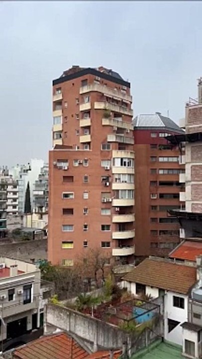 Una mujer dejó a su perro al borde de un sexto piso durante horas