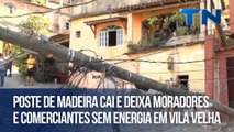 Poste de madeira cai e deixa moradores e comerciantes sem energia em Vila Velha