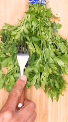 Así puedes deshojar perejil o cilantro con un tenedor