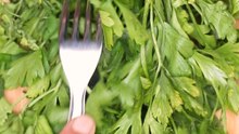 Así puedes deshojar perejil o cilantro con un tenedor