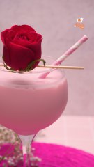 Agua cremosa de pétalos de rosa