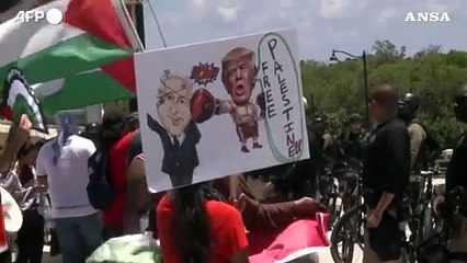 Incontro Trump-Netanyahu a Mar-a-Lago, la protesta di alcuni manifestanti pro Palestina