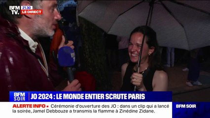 Download Video: JO de Paris 2024: Les gens dansent sous la pluie pour se réchauffer, et continuent à regarder la cérémonie d'ouverture