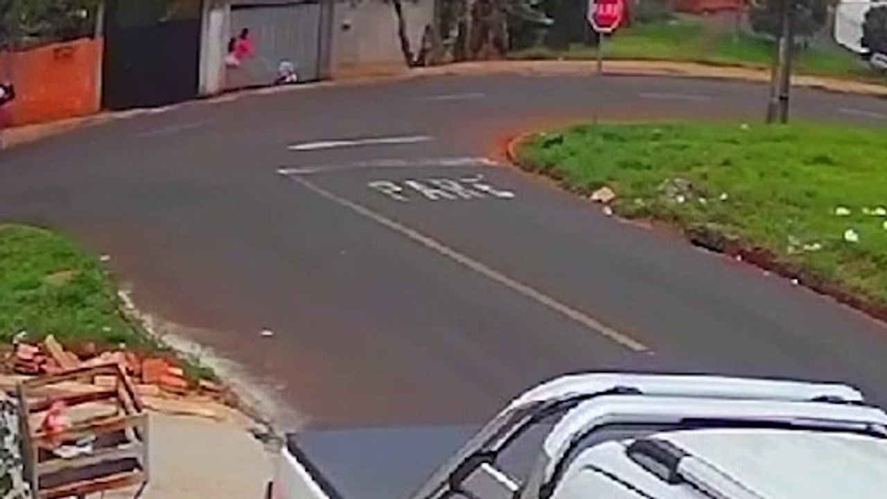 Motorista de Opala atropela criança de um ano na calçada em Apucarana; veja vídeo