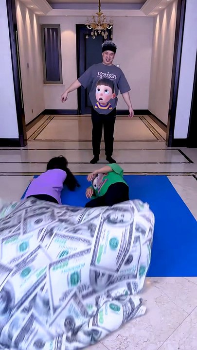 The fourth episode of the quilt-covering challenge is so exciting, I’ll save it for later!!! #Funny #PartyGameChallenge #XiaotiesFamilyLife